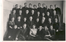 Ernst Peterson-Särgava Tallinna Ehitustehnikumi õpetajana kaastööliste ja õpilaste keskel, 1940.-te II pool