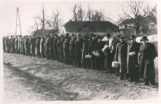 Endise Tallinna reaalkooli õpilased tervitamas E. Peterson-Särgavat sünnipäeva hommikul, 1950.-tel
