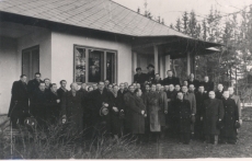 Endise Tallinna reaalkooli õpilased (Tal II KK) E. Peterson-Särgava maja juures, aknal kirjanik, 1950.-tel