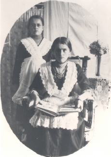 Ernst Peterson-Särgava tütred Salme (ees) ja Juta (taga)