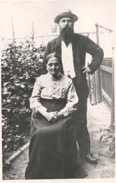 Ernst Peterson-Särgava oma emaga, [1913]