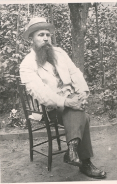 Ernst Peterson-Särgava Tallinnas Toomkuninga 2 maja õues, enne 1916