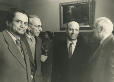 III Üleliiduline kirjanike kongress Moskvas 1959. a. Vas.: 1) M. Aibek, 2) Mart Raud, 3) Abaðidze, 4) Nikolai Tihhonov