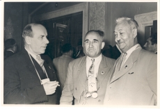 Johannes Semper (vas. Esimene) ja Berdõ Kerbabjev (vas. Kolmas) Aasia ja Aafrika maade kirjanike kongressil Taðkendis