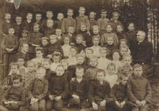 Raudna vallakooli õpilasi u 1910. a. Ees paremalt 2. Mart Raud