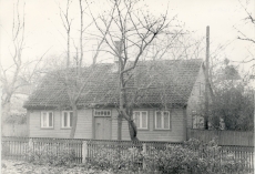 Hoone Kuressaares Kitsas tn 10, kus 1890-te lõpul elasid Villem ja Aleksander Grünthal. Kooskäimiskoht - "salong" 1899. a-ni