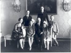 Jaan Tõnisson perekonnaga. vas: Hilda, Heldur, Hilja, Jaan, Ilmar, Lagle, Rein