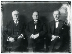 Konstantin Päts (keskel) kahe tundmatuga