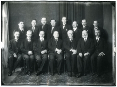 Konstantin Päts (I r. keskel) börsikomitee liikmetega 