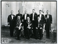 Konstantin Päts (I r. keskel) ja Ants Piip ( I r. par.) välisriikide saadikutega