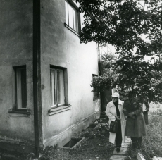 Betti Alver oma endises elukohas Tartus Kingissepa (praegu Jakobi) tn 67 maja juures 1982. a