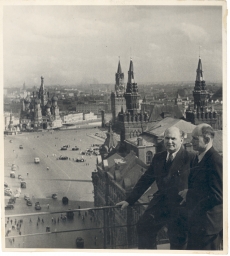 Johannes Vares-Barbarus (vasakul) ja Nigol Andresen 1940. a Moskvas