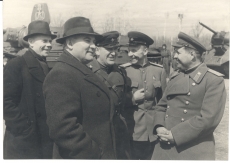 Hans Kruus (vasakult esimene), Johannes Vares-Barbarus (vasakult teine) tankikolonni "Nõukogude Eesti eest" üleandmisel