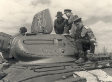 Johannes Vares-Barbarus vaatlemas tankikolonnis "Nõukogude Eesti eest!" tanki seesmust