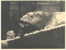 Johannes Vares-Barbaruse põrm kirstus Estonia kontsertsaalis