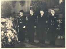 Johannes Vares-Barbaruse põrm "Estonia" kontserdisaalis 1.12.1946. Auvalves Nikolai Karotamm, V. Jefremov, V. Tributs