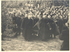 Johannes Vares-Barbaruse matused. Kirst põrmuga kantakse Metsakalmistule