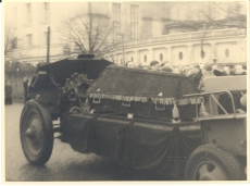 Johannes Vares-Barbaruse matused. Kirst põrmuga suurtükilafetil "Estonia" ees