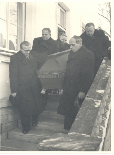 Kirst E. Varese põrmuga kantakse välja ENSV Ülemnõukogu Presiidiumi hoonest. Kannavad: V. Telling, H. Kruus, O. Sepre, E. Päll ja Johannes Semper