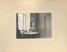 K. E. Sööt oma äris (raamatukaupluse ja trükikoja kontoris) Tartus, Aleksandri tn 5, 1901