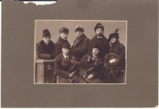 Esimeses reas A. Sprenk-Läte ja K. E. Sööt. Tagumises reas (vasakult): Joh. Aavik, R. Bernkoff, L. Neumann, M. Saar, P. Brehm