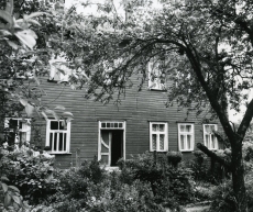 Betti Alveri elukoht (koos vanematega) Tartus Õnne tän 23 (õuepealse maja aia pool küljes alumisel korrusel kolm viimast akent) ca 1930-1936. Foto 1982. a