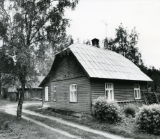 Betti Alveri Pühaste kodu "Kolga" talu, kus ta alates vanemate poolt talu ostmisest (ca 1934. a) käis külas, aastatel 1945-1950 elas pidevalt. Vaade maantee poolt 1982. a