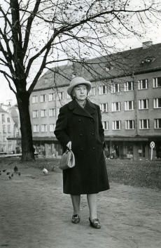 Kersti Merilaas 1973. aasta oktoobris Tallinnas Kirjanike Liidu maja taustal