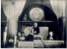 Eesti NSV Ülemnõukogus 1940. a I. Sass, M. Jürna, O. Lauristin. Presiidiumi esimees Johannes Vares-Barbarus kõnepuldis