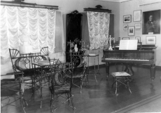 F. R. Kreutzwaldi mja Võrus. Saal klaveriga, muuseumiekspositsioon, 1953