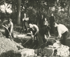 L. Koidula põrmu väljakaevamine Kroonlinna surnuaias. Vas.: M. Raud, E. Okas, A. Lauter, J. Schmuul, H. Press