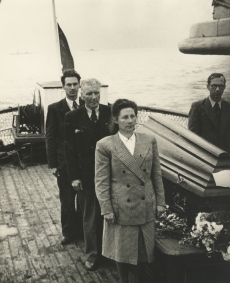 L. Koidula põrmu äratoomise delegatsiooni liikmed auvalves "Gustavi" pardal. Vas.: E. Okas, A. Lauter, J. Tellmann, M. Raud (paremal)