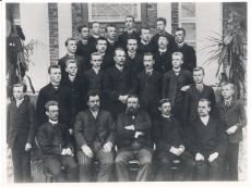 Eesti Aleksandri linnakooli IV lend (1893. a) õpetajatega: 1. rida P. Goveino, Jakob Tamm, A. Anson, M. Nikolajev, A. Riikmann, 2. rida M. Ibius, A. Blaubrück, F. Kelder, J. Reintalu (Reinthal), J. Mein, P. Järve, J. Soo, A. Rosenbach, A. Jung. 3. rida A. Tõnisson, K. Kutti, J. Sturm, J. Laur, 4. rida P. Kalm, J. Johanson, J. Ant, J. Saarits, S. Sommer, K. Krass, J. Klaar