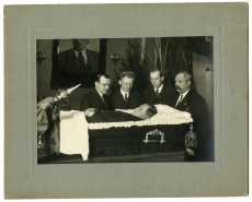 Vasakult: 1. Massiu, 2. Hans Pöögelmann, 3. Laszlo, 4. [Tvorotsev]  Kaubanduspalati esimehe Makovetski matustel 1925. a. 