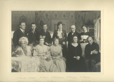 A. Adsoni näidend "Lauluisa ja Kirjaneitsi" Estonia teatris 1931. a. Artur Adson (II reas vas. 3.) tegelastega