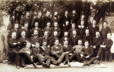 EÜSi liikmed 1887. a. septembris. Oskar Kallas I reas vas. 4. 