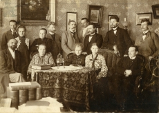 "Teataja" toimetus 1903. aastal. Istuvad vasakult: 1. A. Laikmaa, 2. M. Martna abikaasa, 3. M. Martna tütar, 4. A. Laikmaa õde Anni, 5. K. Päts; seisavad 1. E. Virgo, 2.-3. M. Martna tütar ja poeg, 4. H. Pöögelmann, 5. E. Vilde, 7. J. V. Veski, 8. M. Martna