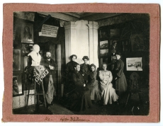 Ants Laikmaa oma õpilastega 1905. a. : Wadamson, õp.pr. Wiikmann, Maria Jau., Emmi Põlendik, Mari Mölderman, Benita 
