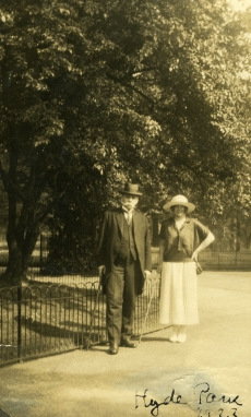 Oskar Kallas ja [Laine] Kallas Londonis Hyde Park'is 1923