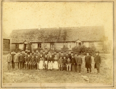 Peeter Koit ja Mihkel Kampmaa Väike-Maarja kihelkonnakooli õpilastega 1890. a. kevadel. M. Kampmaa par. 1.