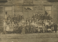 Hendrik Adamson (keskel, õpetajatest par. 1.) Raja ministeeriumikooli õpilaste ja õpetajatega