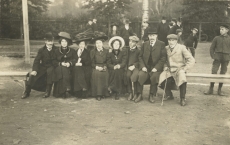 Helsingi Kaisanieme võistlusi vaatamas 10.10.1909. Vasakult: 2) Juuli Suits, 3) Marie Under, 4) Leeni Ploompuu, 5) Gustel Hacker