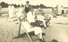 August Kitzberg abikaasaga Pärnu rannas