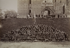 H. Treffneri Gümnaasiumi õpetajad ja õpilased 1890/91. a. Hugo Treffner seismas ülal vallil lipust par. 3. 