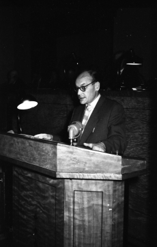August Sang kõnetoolis ENSV Kirjanike Liidu IV kongressil 1958. aastal