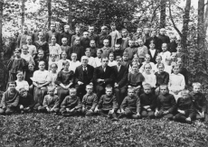 Kärstna algkooli õpilased ja õpetajad [1920-1925]. II reas keskel Hendrik Adamson 