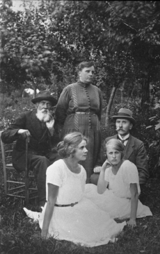 vas. Jaan Kriips (P. Grünfeldti äi), Anna-Maria Grünfeldt (seisab), Gerda Grünfeldt (ees), Else Grünfeldt (Must), Peeter Grünfeldt 1922. a Pukas