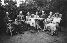 vas. H. Haljaspõld, Jaan Must, Else Must, Anna Grünfeldt, Peeter Grünfeldt, Jeanne de Gruf, Gerda Grünfeldt Nõmmel 1930. a