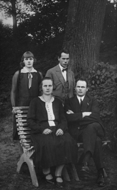 Henrik Visnapuu (ees) õdede ja vennaga
