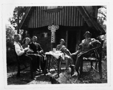 Ants Laikmaa (par.) seltskonnaga oma maja ees Taeblas 27.03.1940